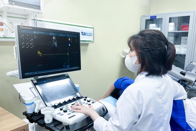 Bác sĩ Ngọc Anh siêu âm tầm soát bệnh tim mạch cho bệnh nhân. Ảnh minh họa: Hạ Vũ