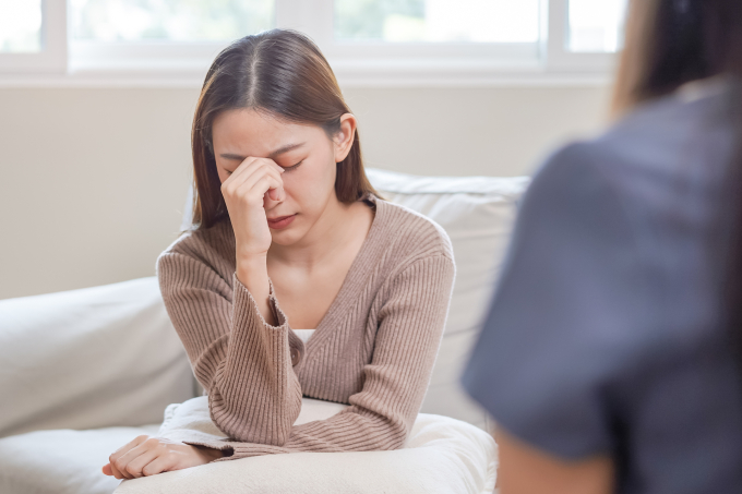 Phụ nữ lo lắng về sức khỏe cơ thể khi nhiễm HPV. Ảnh minh họa: Vecteezy