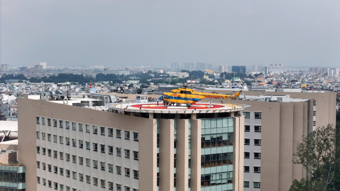 Trực thăng đáp xuống nóc toà nhà Bệnh viện Quân y 175 (1000 giường), sáng 13/10. Ảnh: Tuấn Việt