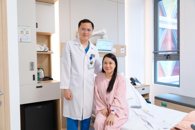 Bác sĩ Nguyễn Xuân Quang thăm khám cho bệnh nhân sau phẫu thuật. Ảnh: Bệnh viên cung cấp