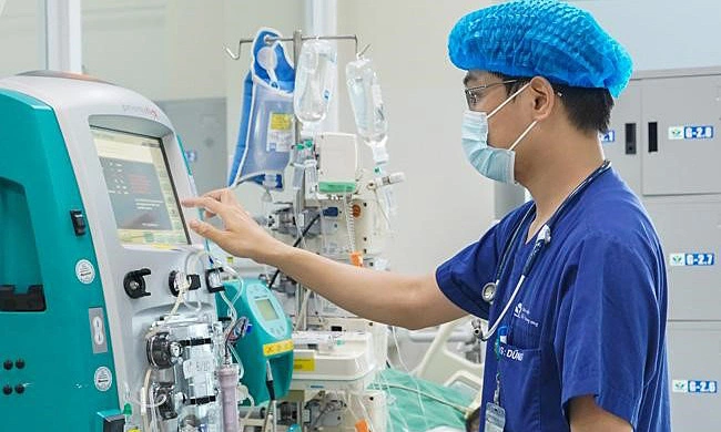 Bác sĩ Dũng điều trị cho một bệnh nhi đuối nước. Ảnh: Bệnh viện cung cấp