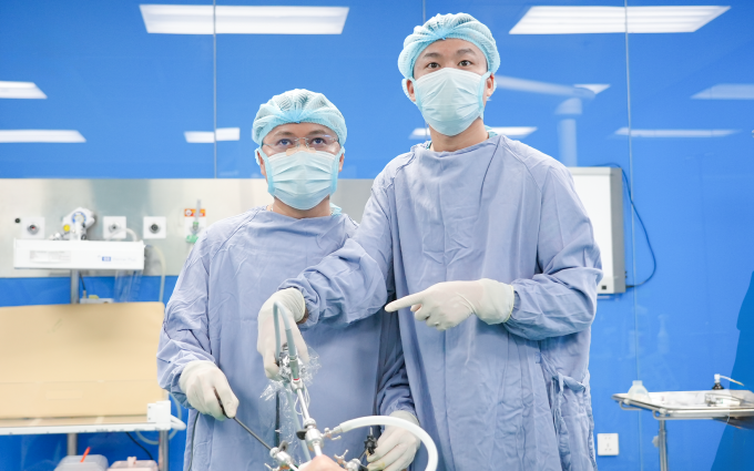 Bác sĩ của Bệnh viện Đa khoa Hồng Ngọc áp dụng kỹ thuật nội soi tuyến giáp qua đường tiền đình miệng. Ảnh: Bệnh viện cung cấp