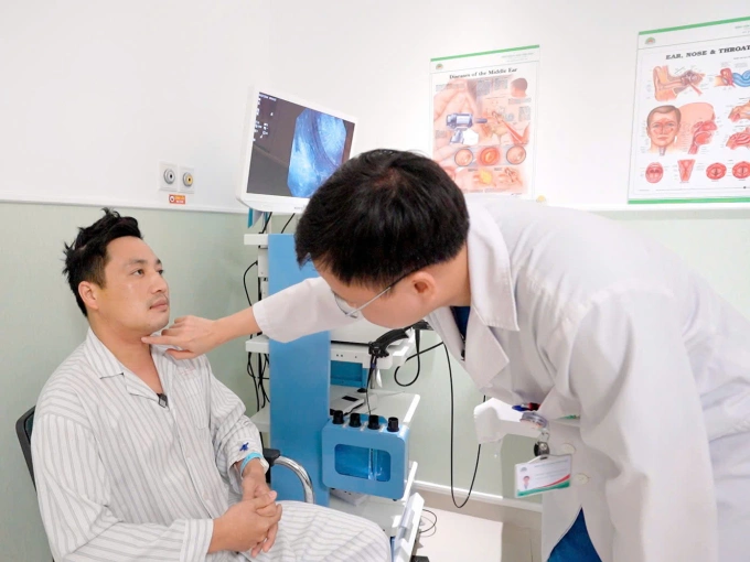 Bác sĩ Hồng Ngọc kiểm tra vết mổ nội soi tuyến giáp qua đường tiền đình miệng của bệnh nhân, không thấy sẹo. Ảnh: Bệnh viện cung cấp
