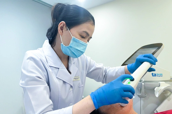 Bác sĩ Vân sử dụng công nghệ SUPERB làm săn chắc cơ cho chị Lan. Ảnh: Bệnh viện Đa khoa Tâm Anh