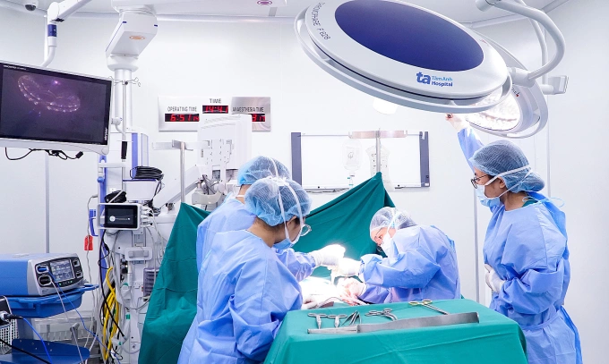 Êkíp bác sĩ khoa Ngoại Vú - Đầu Mặt Cổ phẫu thuật cho bệnh nhân Ánh. Ảnh: Bệnh viện Đa khoa Tâm Anh