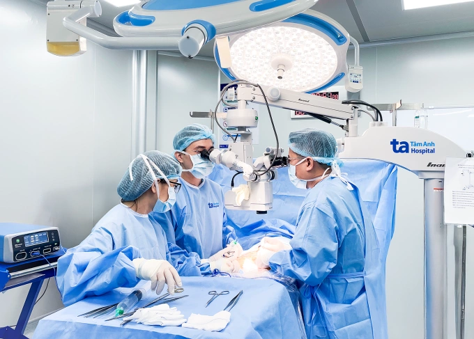 Bác sĩ Minh (giữa) phẫu thuật nối ống dẫn tinh cho anh Tài. Ảnh: Bệnh viện Đa khoa Tâm Anh