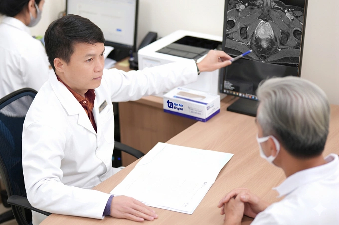 Bác sĩ Sơn tư vấn cho ông Chuyên về tình trạng bệnh. Ảnh: Bệnh viện Đa khoa Tâm Anh