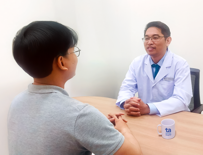 BS.CKI Phạm Cao Tháp tư vấn cho người bệnh. Ảnh minh họa: Bệnh viện Đa khoa Tâm Anh