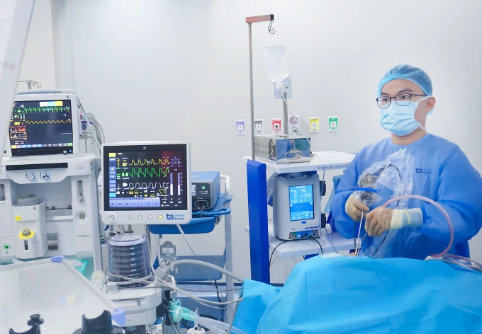 Bác sĩ Nguyên đang phẫu thuật nội soi chỉnh xương mũi cho anh Phi. Ảnh: Bệnh viện cung cấp