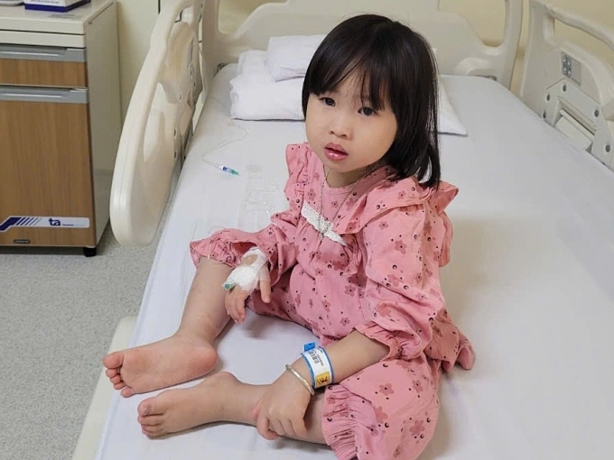 Trẻ nhập viện do viêm mũi họng. Ảnh: Hải Âu