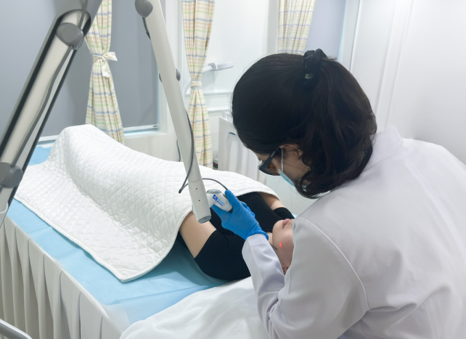 Bác sĩ sử dụng laser pico để giảm thâm sạm cho chị Hằng. Ảnh: Bệnh viện Đa khoa Tâm Anh