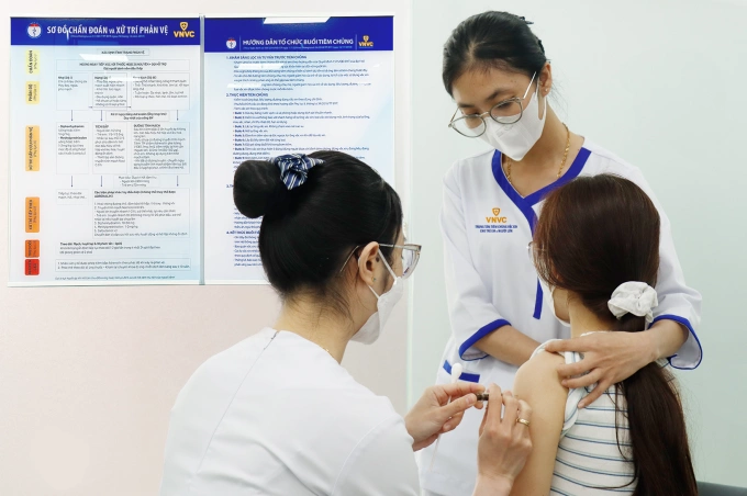 Người trẻ tiêm vaccine phòng HPV tại Trung tâm tiêm chủng VNVC Sunrise quận 7, TP HCM. Ảnh: Bình An