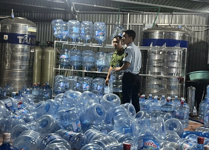 Các vỏ bình Lavie giả bị thu giữ. Ảnh: Công an cung cấp