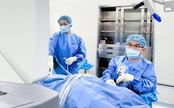 Bác sĩ Nguyên (phải) đang phẫu thuật vá nhĩ cho một người bệnh. Ảnh: Bệnh viện Đa khoa Tâm Anh