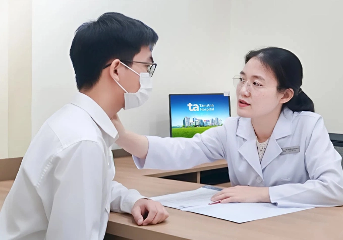 Bác sĩ Tuyền kiểm tra tuyến giáp của Phong. Ảnh: Bệnh viện Đa khoa Tâm Anh