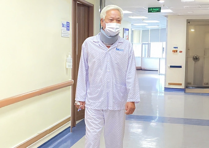 Ông Hiệu tự đi lại sau phẫu thuật, chuẩn bị xuất viện. Ảnh: Bệnh viện Đa khoa Tâm Anh