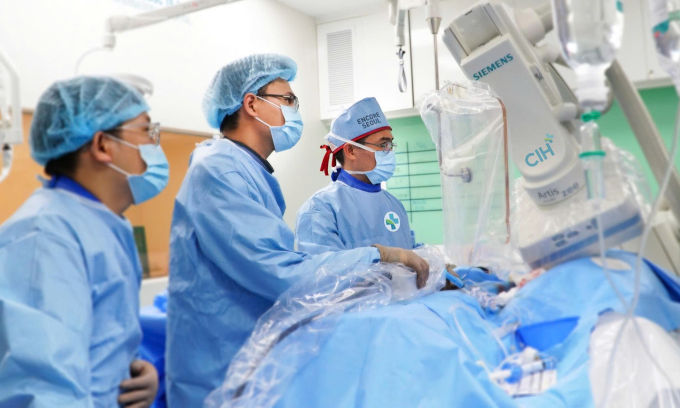 Các bác sĩ can thiệp cho bệnh nhân. Ảnh: Bệnh viện cung cấp