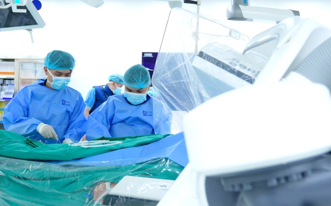 Êkíp đặt stent động mạch vành phải dưới hướng dẫn của siêu âm trong lòng mạch (IVUS). Ảnh: Bệnh viện Đa khoa Tâm Anh