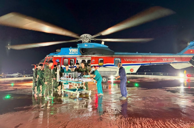 Trực thăng hạ cánh xuống sân đỗ Bệnh viện Quân y 175 lúc nửa đêm. Ảnh: Bệnh viện cung cấp