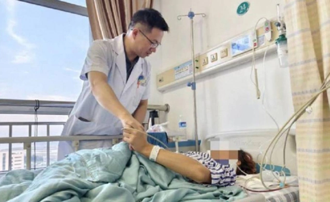 Sau ca phẫu thuật cấp cứu, nam sinh đã dần phục hồi được một phần khả năng vận động. Ảnh: Fujian Health News