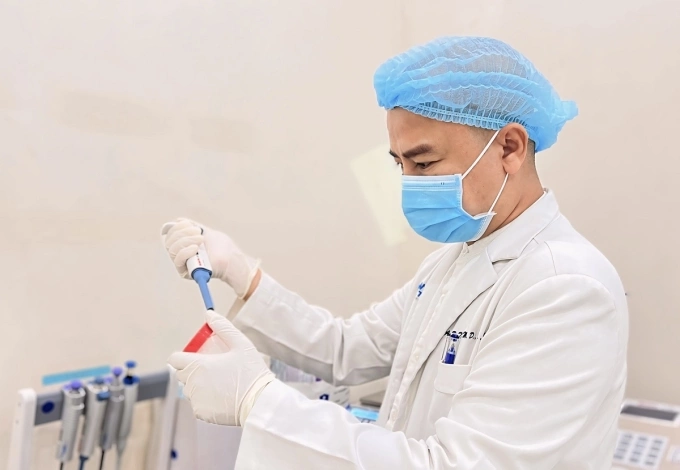 Bác sĩ xét nghiệm tinh dịch đồ. Ảnh: Lâm Anh