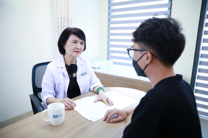 Bác sĩ Thanh Quýt khám cho người bệnh. Ảnh: Bệnh viện Đa khoa Tâm Anh