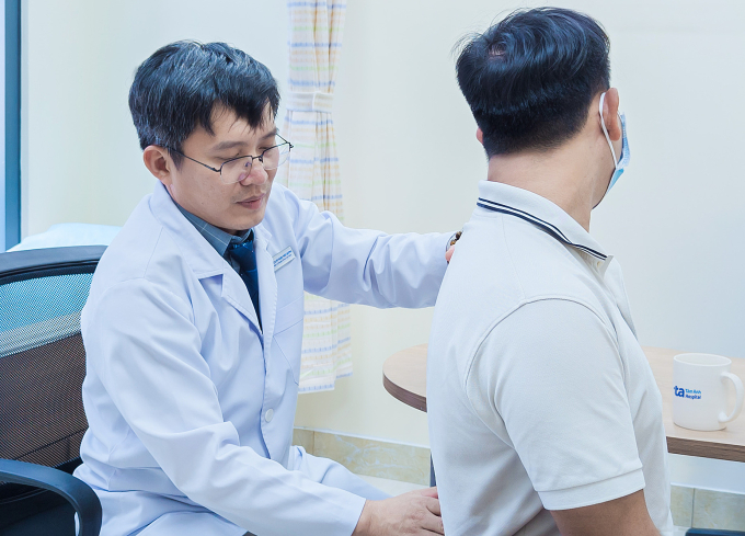 Bác sĩ Quỳnh đánh giá tình trạng chức năng cột sống của người bệnh. Ảnh: Bệnh viện Đa khoa Tâm Anh