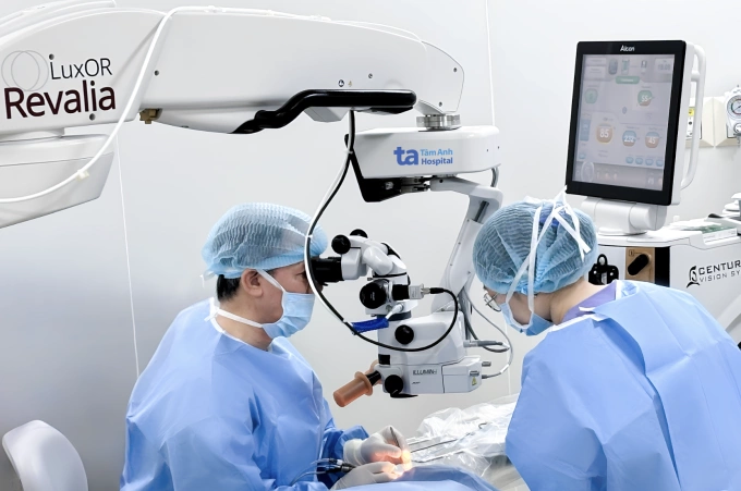 Bác sĩ phẫu thuật thay thủy tinh thể cho bà Bích. Ảnh: Bệnh viện Đa khoa Tâm Anh