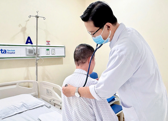 Bác sĩ Thanh Phong đang kiểm tra sức khỏe cho người bệnh. Ảnh: Bệnh viện Đa khoa Tâm Anh