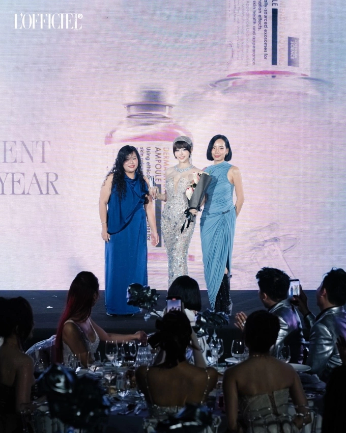 CEO Huyền Baby (đứng giữa) tại lễ trao giải L’Officiel Beauty Choice Awards 2025. Ảnh: Lavish H Baby