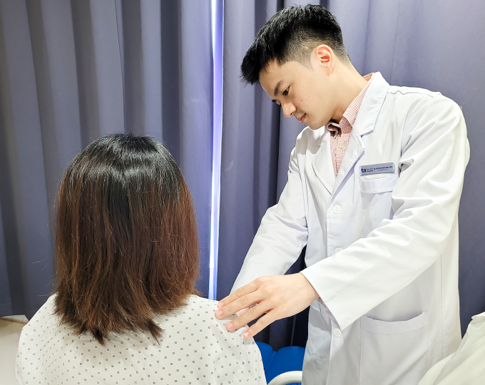 Bác sĩ Thủy khám cho chị Tây trước khi xuất viện. Ảnh: Ngọc Châu