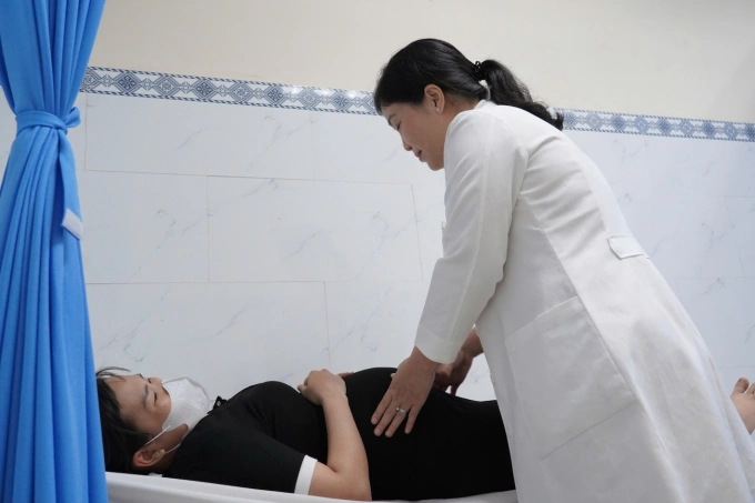 Bác sĩ Bệnh viện Nhân dân Gia Định khám bệnh ở phòng khám vệ tinh tại Bệnh viện Đa khoa Sài Gòn. Ảnh: Minh Toàn