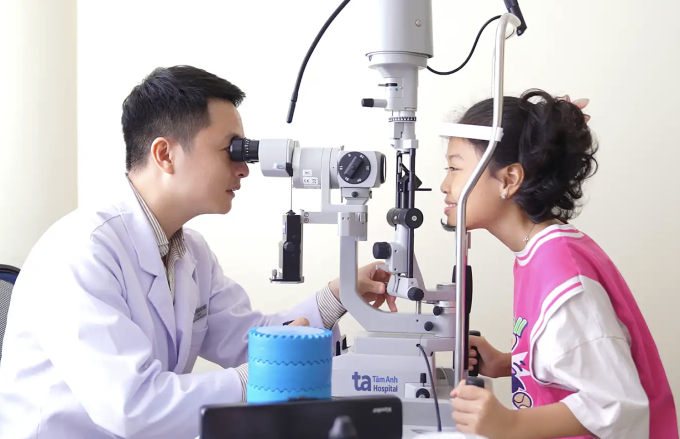 Bác sĩ kiểm tra thị lực cho bé gái. Ảnh: Bệnh viện Đa khoa Tâm Anh