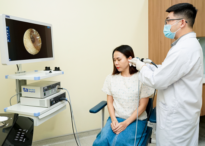 Bác sĩ Long đang nội soi tai cho một người bệnh. Ảnh minh họa: Bệnh viện Đa khoa Tâm Anh