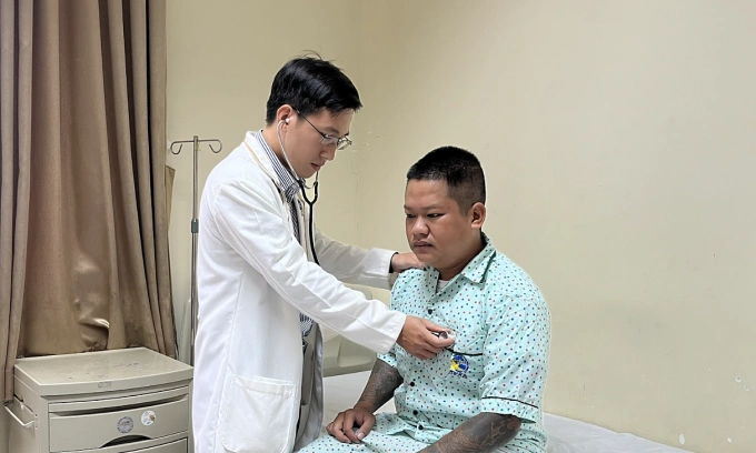 Bác sĩ kiểm tra sức khỏe cho bệnh nhân. Ảnh: Bệnh viện cung cấp