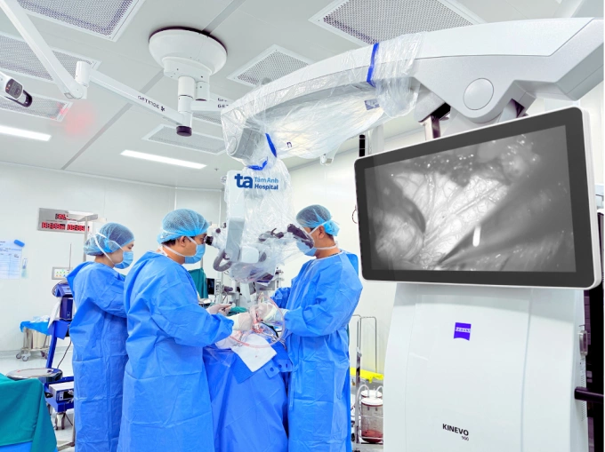 Bác sĩ phẫu thuật giải áp, ngăn tiến triển rỗng tủy cho Minh. Ảnh: Bệnh viện Đa khoa Tâm Anh