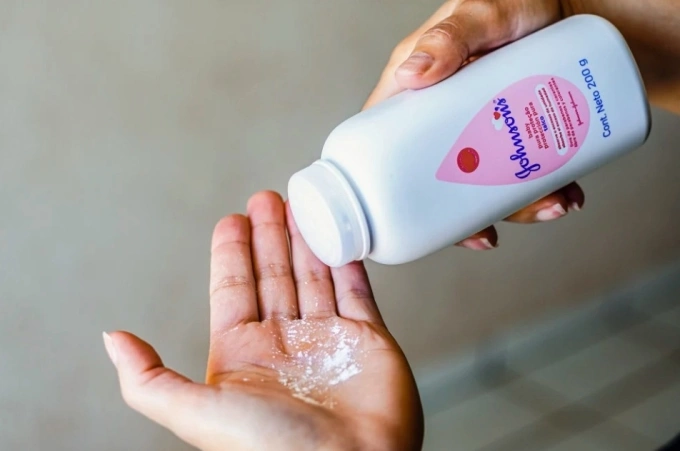 Một người dùng sử dụng phấn rôm J&J hồi tháng 8/2023. Ảnh: AP