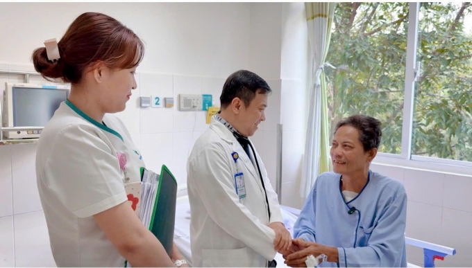 Bác sĩ Trần Phước Hoà thăm khám người bệnh sau ca mổ. Ảnh: BVCC