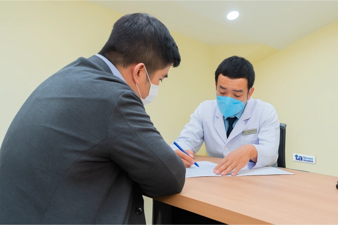 Bác sĩ Tùng phân tích các chỉ số mỡ, cơ, nước trong cơ thể của anh Mạnh. Ảnh: Bệnh viện Đa khoa Tâm Anh