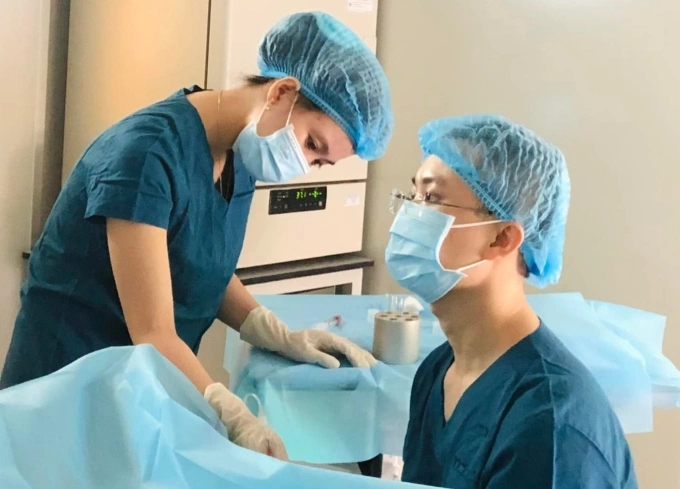 Bác sĩ Tiến thủ thuật chọc hút trứng cho bệnh nhân. Ảnh: Minh Thư