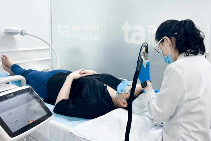 Bác sĩ Trang sử dụng laser 6D điều trị sẹo trán cho chị Phương. Ảnh: Bệnh viện Đa khoa Tâm Anh