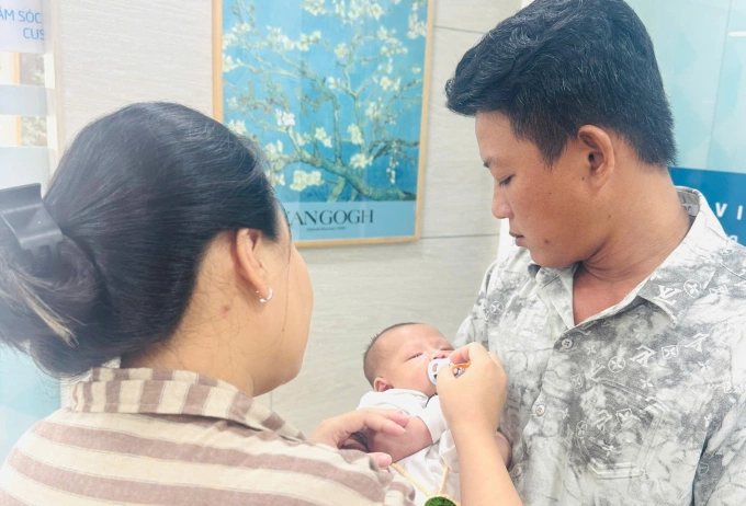 Vợ chồng chị Mỹ Linh bên cạnh con đầu lòng nhờ áp dụng phác đồ Sài Gòn. Ảnh: Minh Thư
