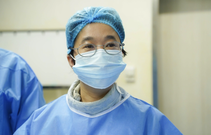 Ths.BS Trần Lê Uyên Phương, Phó Khoa Điều trị Rối loạn nhịp, Bệnh viện Chợ Rẫy, trong phòng can thiệp. Ảnh: Hạnh Quyên
