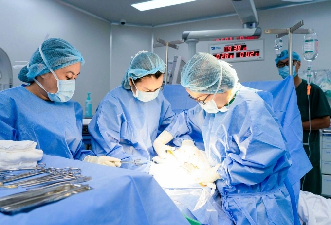 Bác sĩ Quý Khoa phẫu thuật cắt tử cung cho chị Thanh. Ảnh: Thanh Luận.