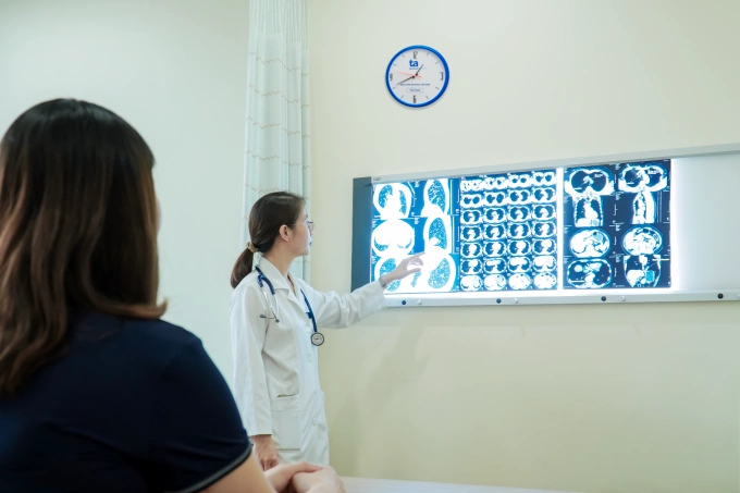 Bác sĩ Hương tư vấn cho bệnh nhân viêm phế quản mạn tính. Ảnh minh họa: Bệnh viện Đa khoa Tâm Anh