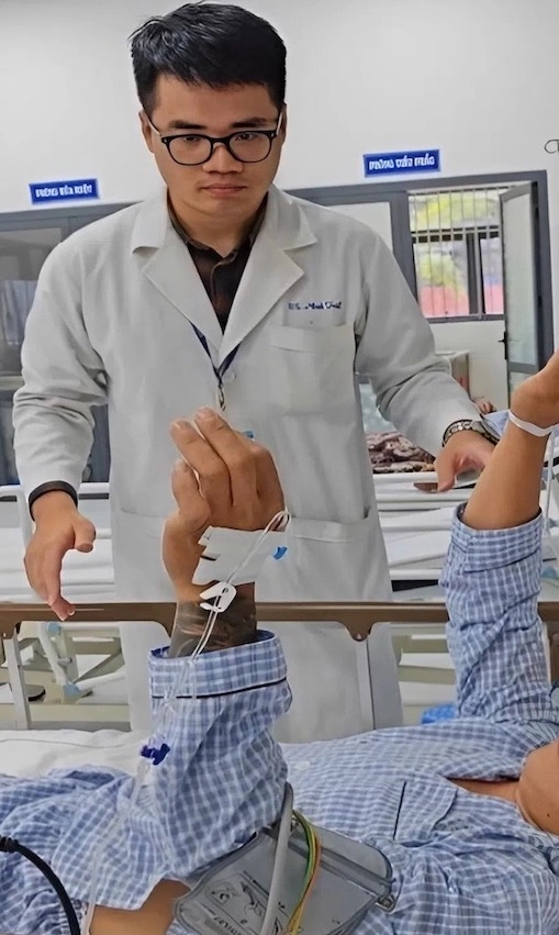 Bác sĩ Triết đánh giá sự phục hồi ngoạn mục sức cơ của bệnh nhân ngay sau truyền thuốc tiêu sợi huyết. Ảnh: Bệnh viện cung cấp