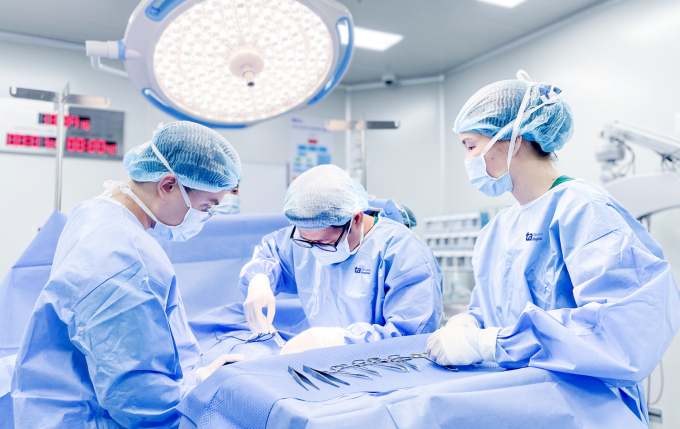 Bác sĩ Huy (giữa) phẫu thuật điều trị hẹp bao quy đầu cho anh Hưng. Ảnh: Bệnh viện Đa khoa Tâm Anh - Quận 8