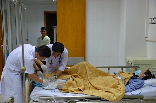 Bệnh nhân tiểu đường bị biến chứng được bác sĩ kiểm tra. Ảnh:T.Quỳnh