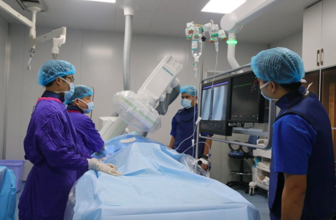 Các bác sĩ đang can thiệp tim mạch cho bệnh nhân. Ảnh: Thuỳ An