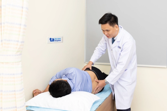 Bác sĩ Thi kiểm tra tình trạng cột sống người bệnh. Ảnh: Phòng khám Đa khoa Tâm Anh Quận 7